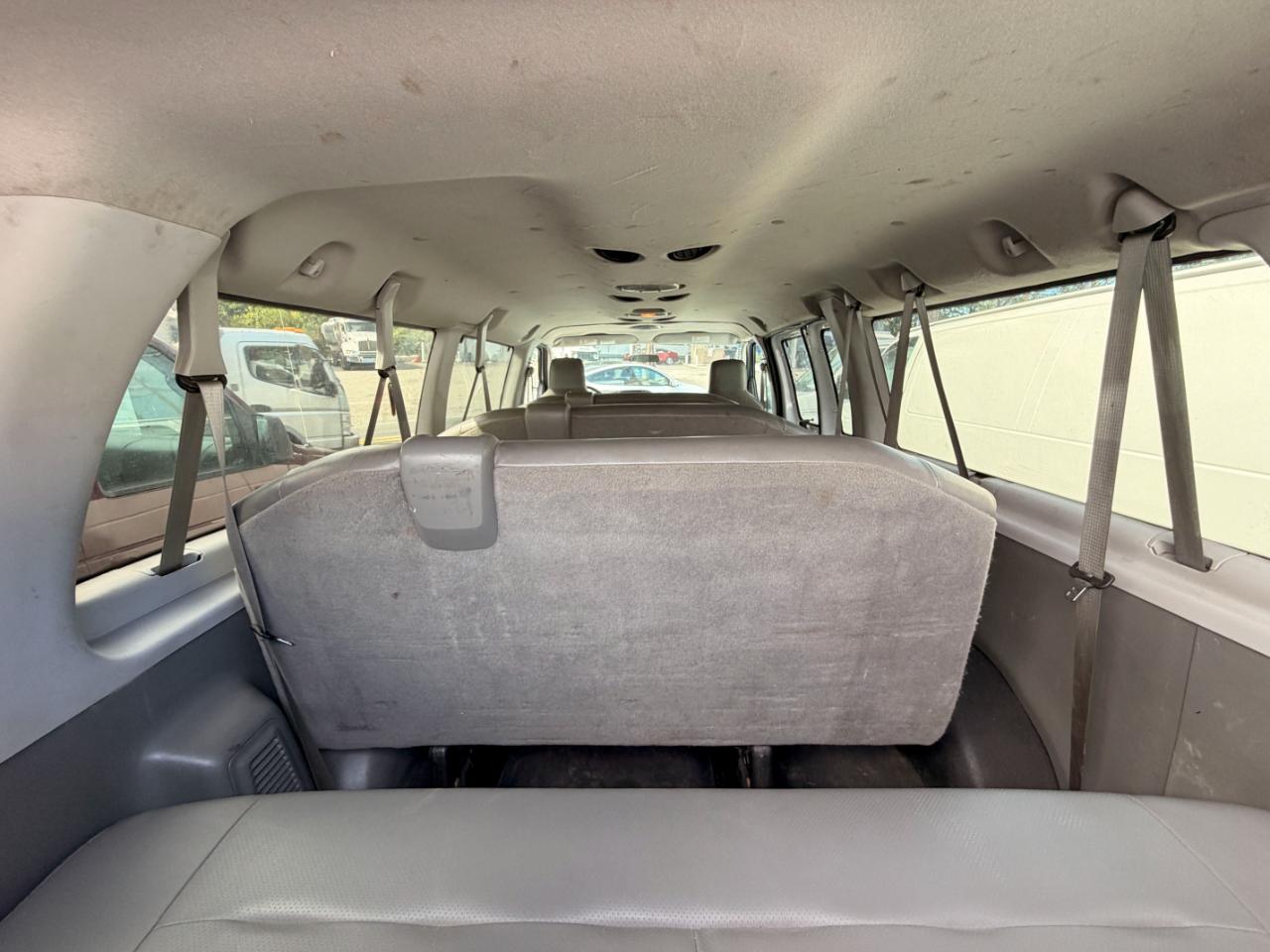 Ford Econoline E-350 XLT Super Duty Extended 2013