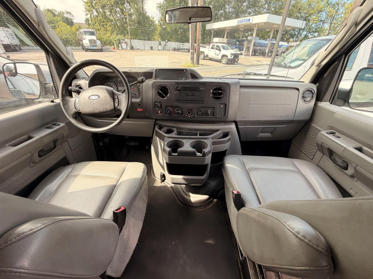 Ford Econoline E-350 XLT Super Duty Extended 2013
