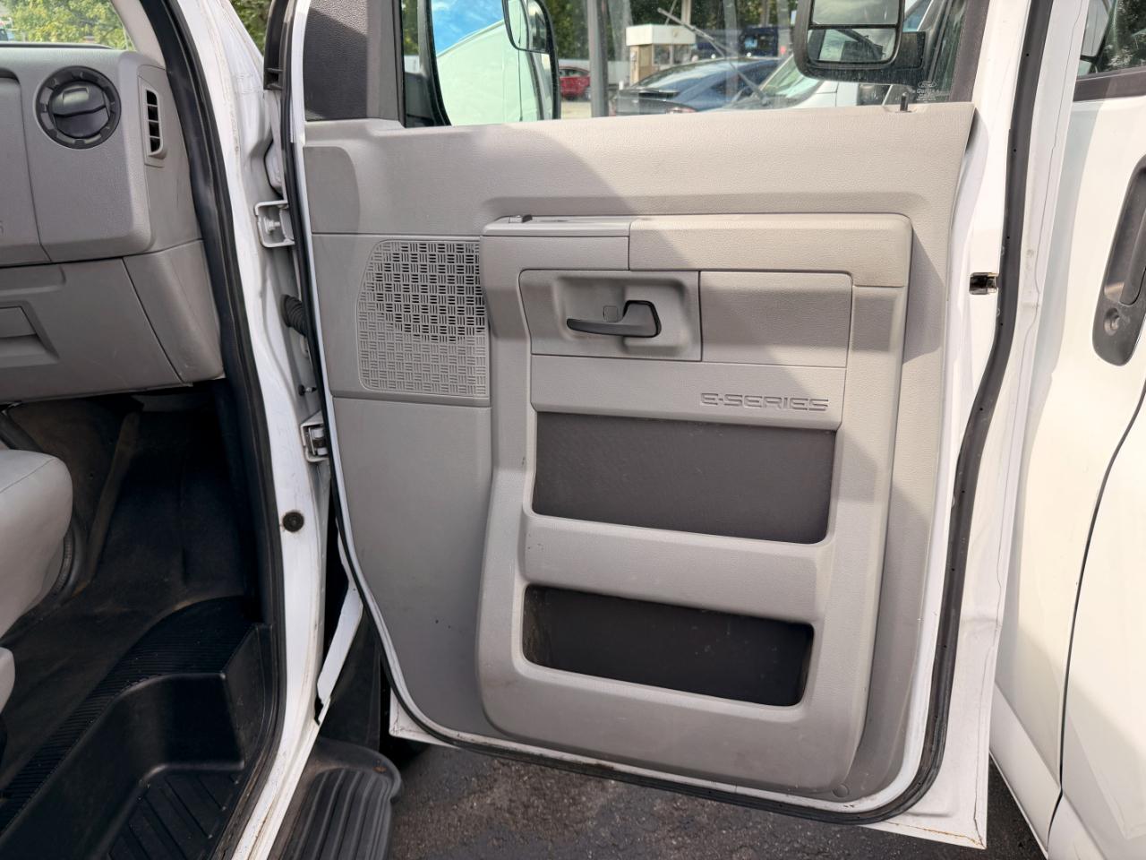 Ford Econoline E-350 XLT Super Duty Extended 2013