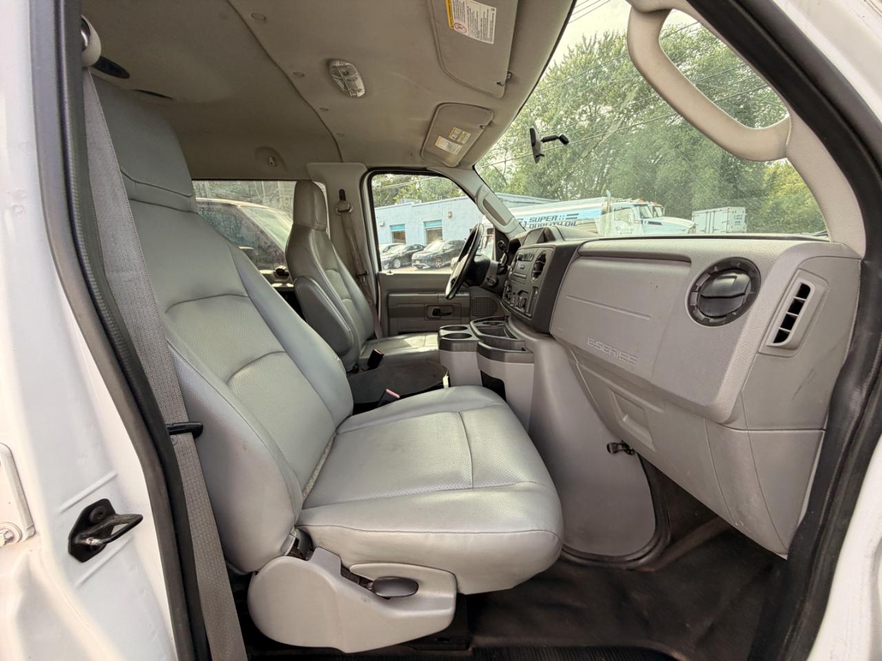 Ford Econoline E-350 XLT Super Duty Extended 2013