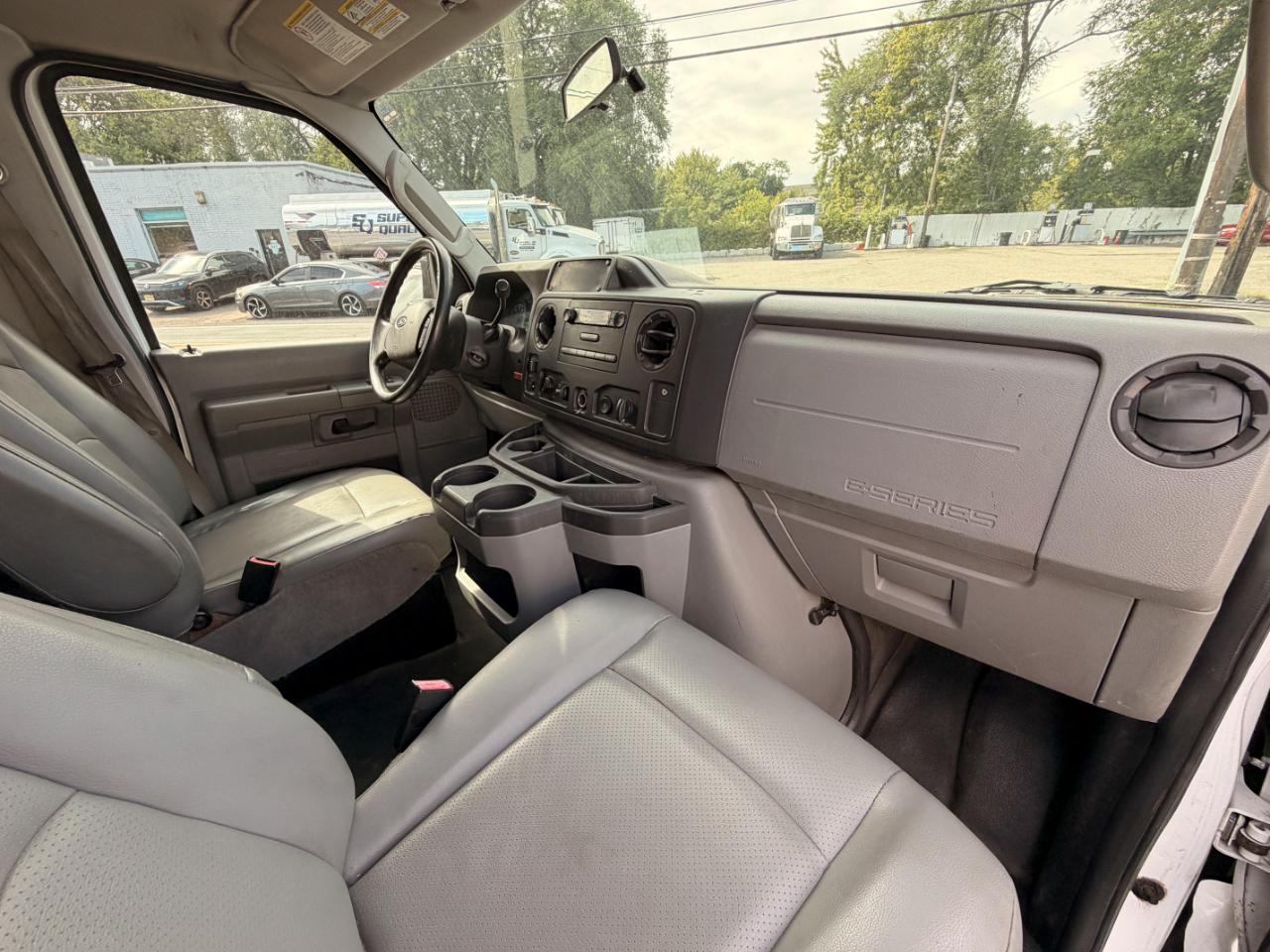 Ford Econoline E-350 XLT Super Duty Extended 2013