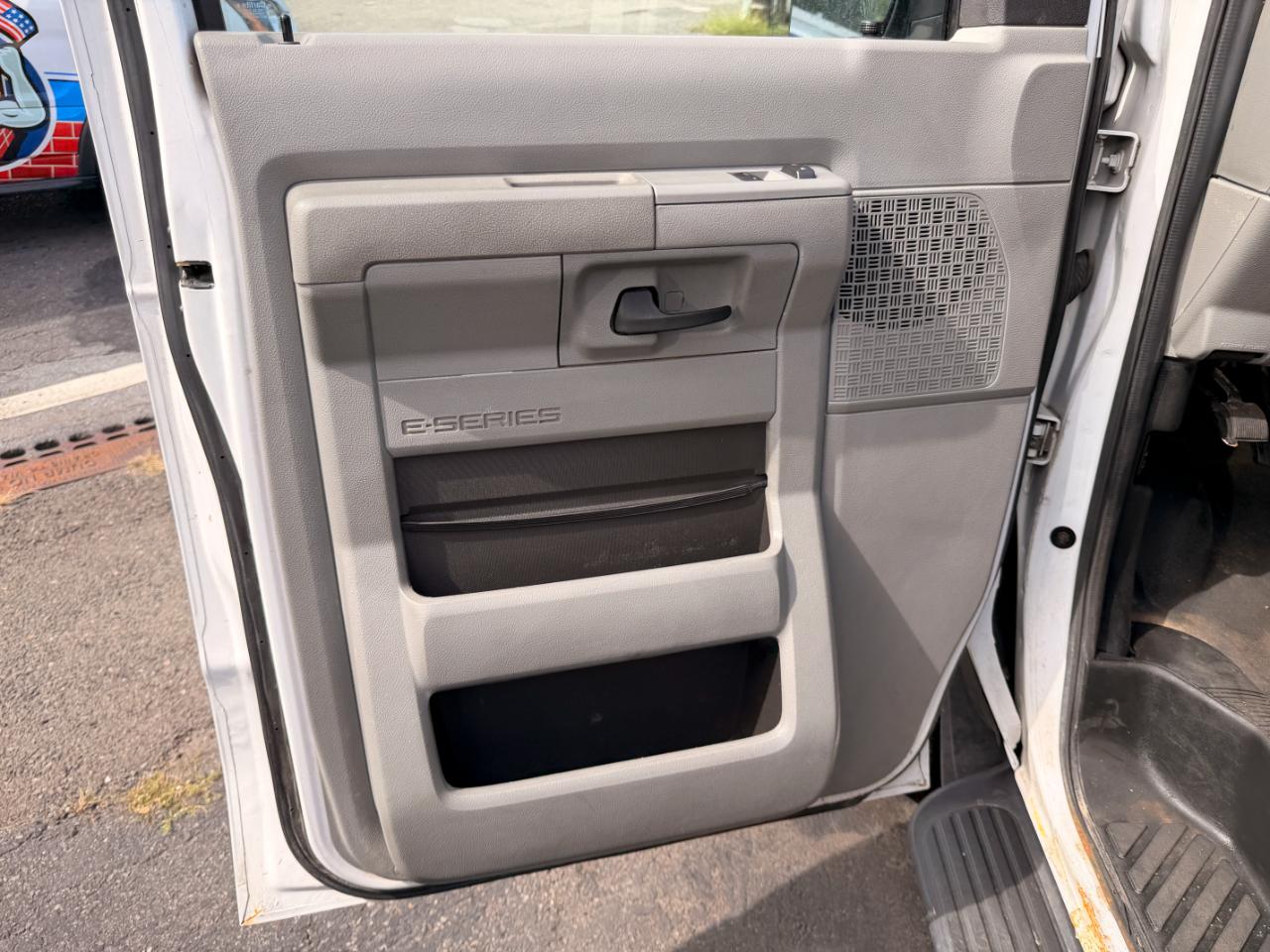 Ford Econoline E-350 XLT Super Duty Extended 2013