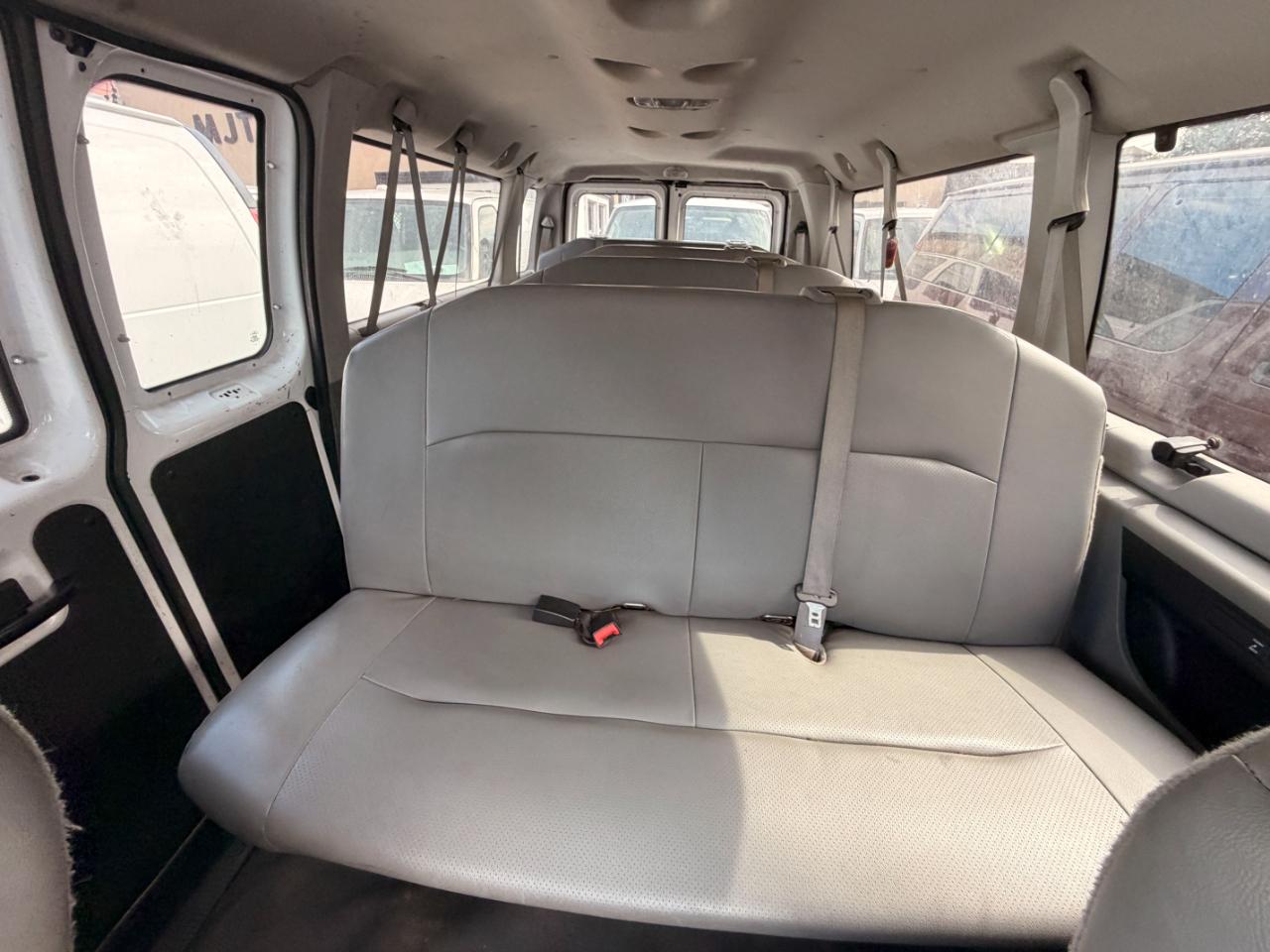 Ford Econoline E-350 XLT Super Duty Extended 2013