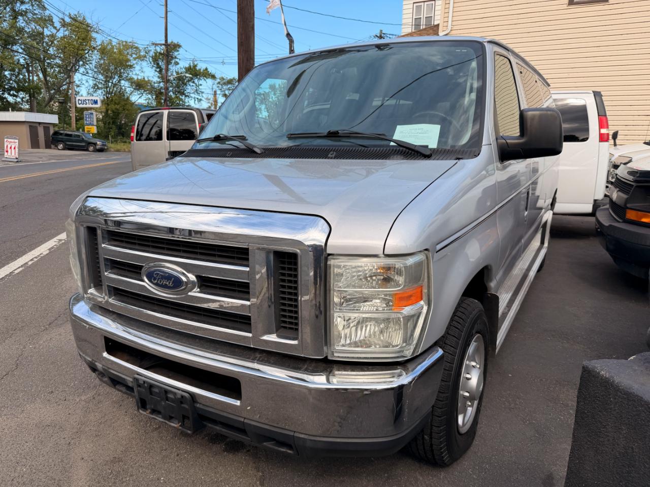 Ford Econoline E-350 XL Super Duty 2011