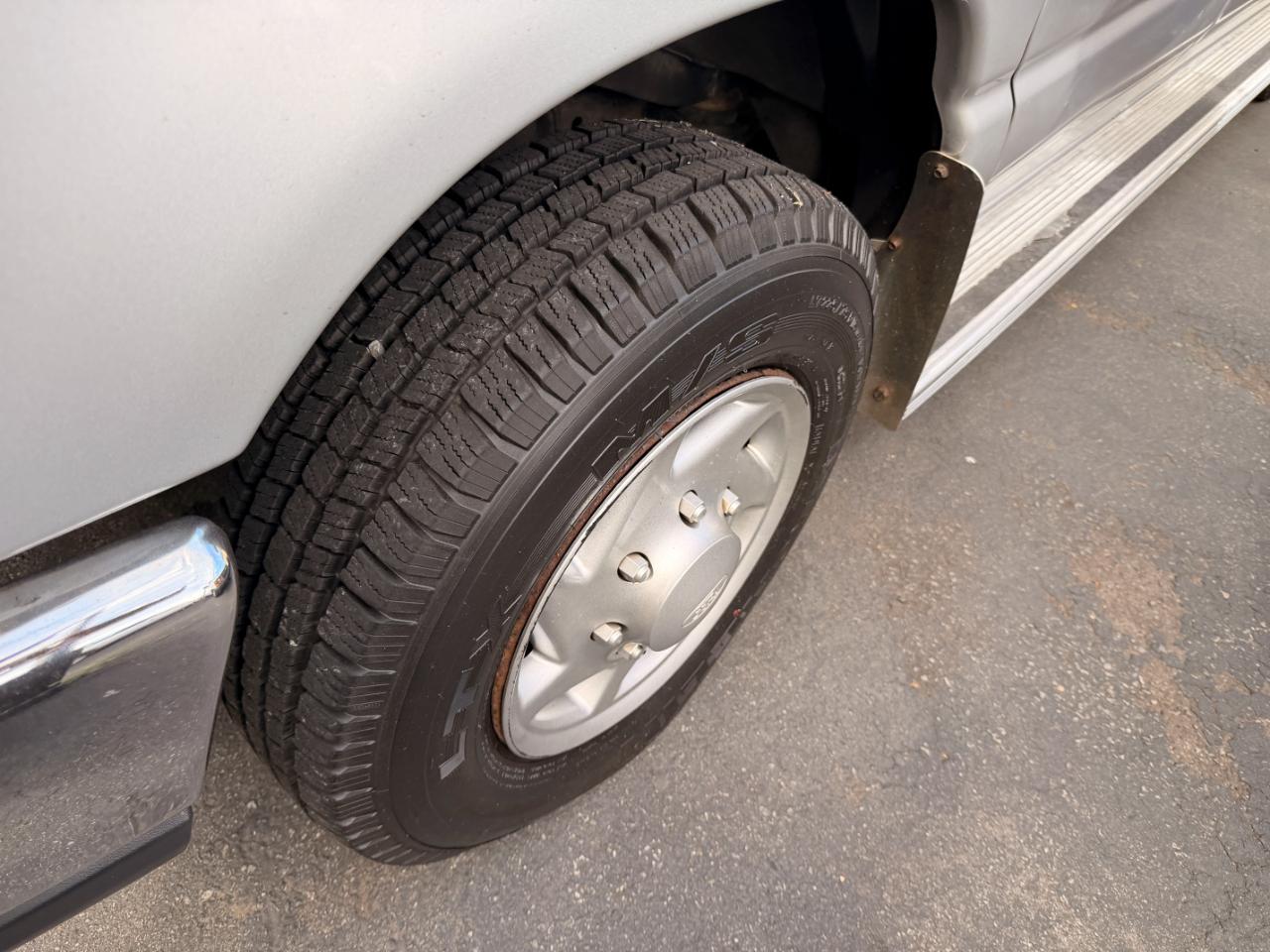 Ford Econoline E-350 XL Super Duty 2011