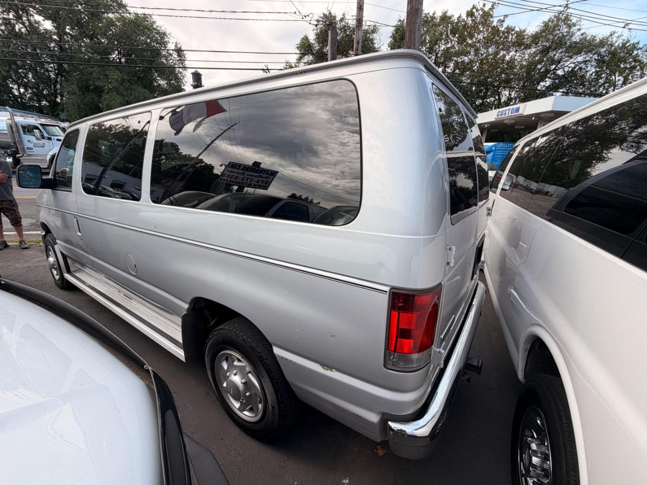 Ford Econoline E-350 XL Super Duty 2011