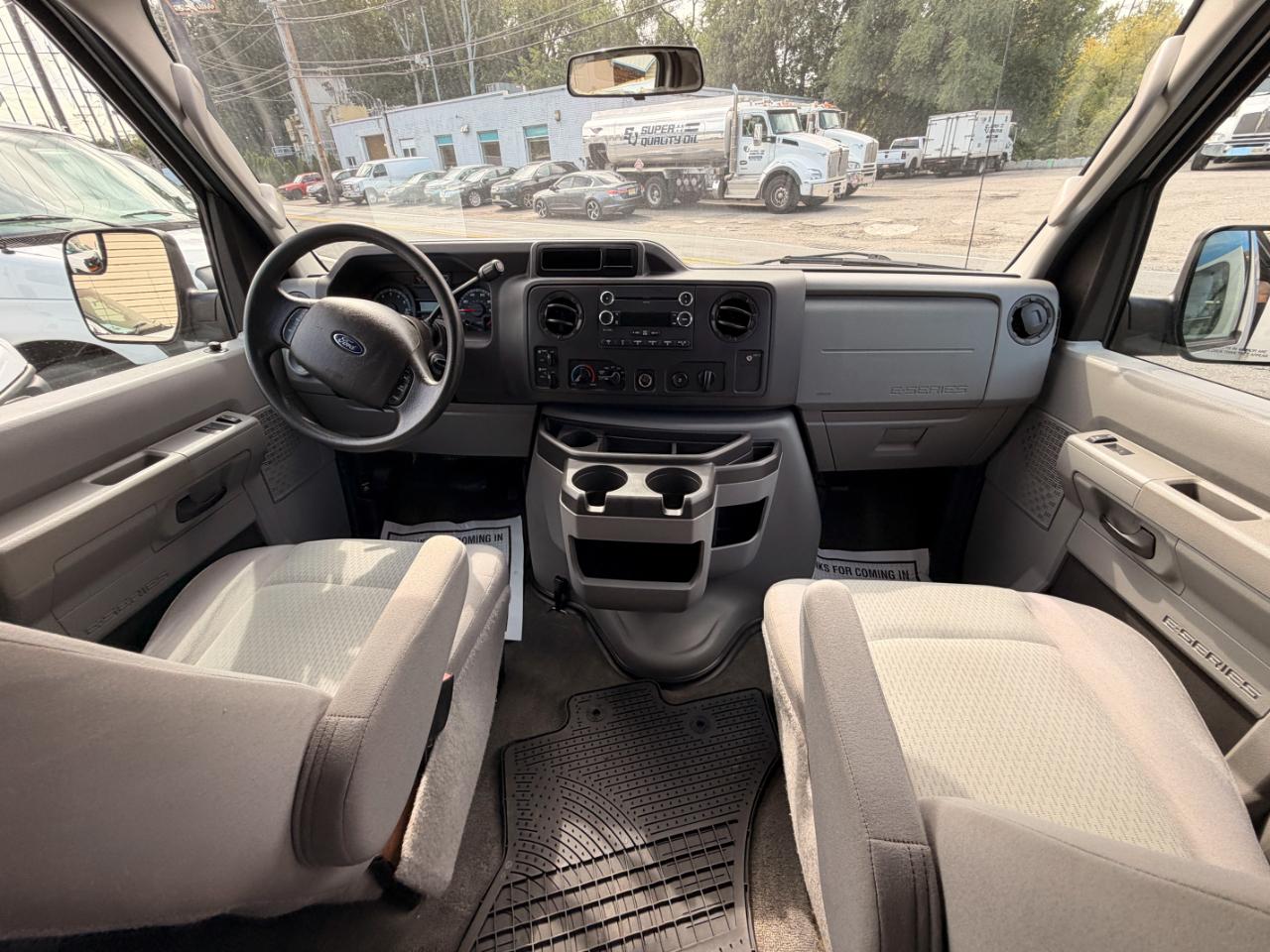 Ford Econoline E-350 XL Super Duty 2011