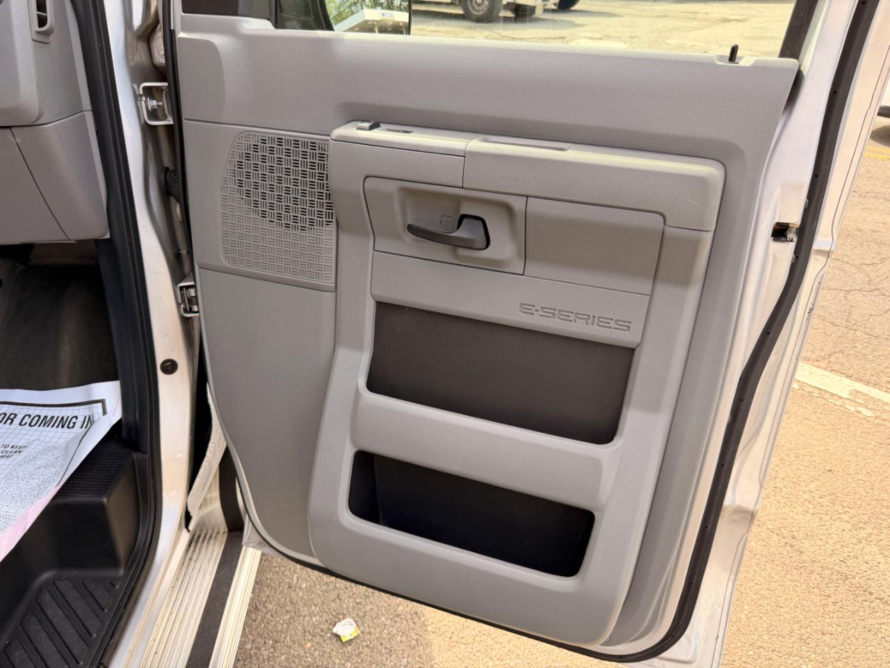 Ford Econoline E-350 XL Super Duty 2011
