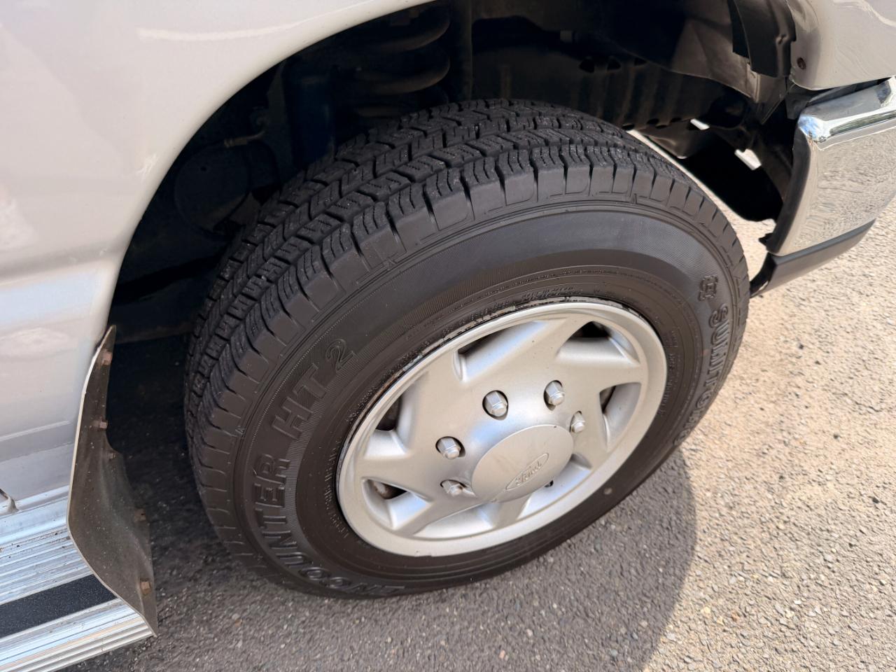 Ford Econoline E-350 XL Super Duty 2011