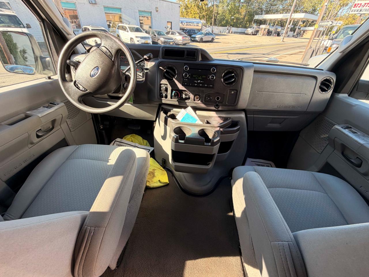 Ford Econoline E-350 XL Super Duty 2009