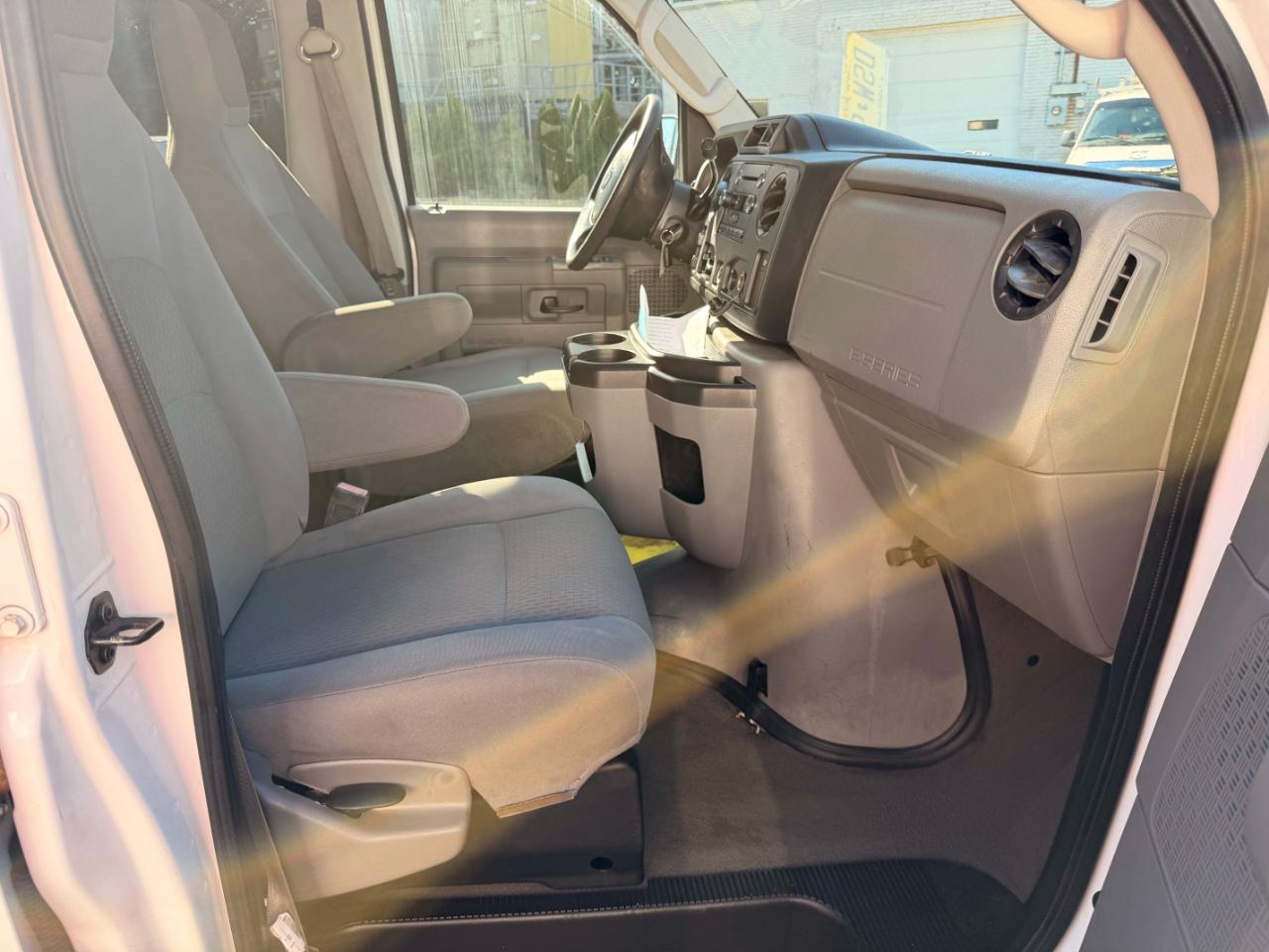 Ford Econoline E-350 XL Super Duty 2009