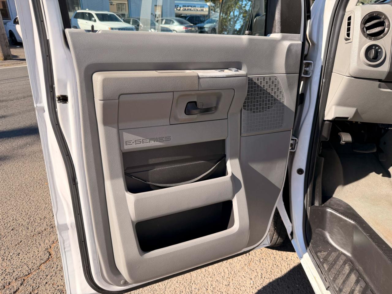 Ford Econoline E-350 XL Super Duty 2009