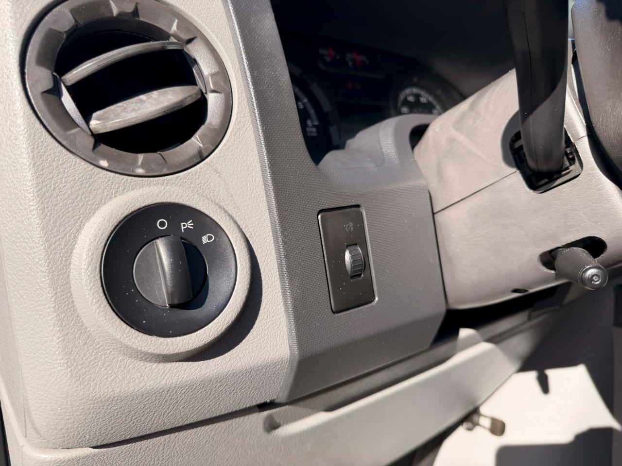 Ford Econoline E-350 XL Super Duty 2009