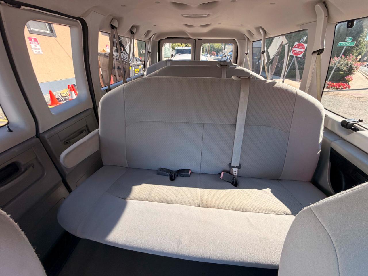 Ford Econoline E-350 XL Super Duty 2009