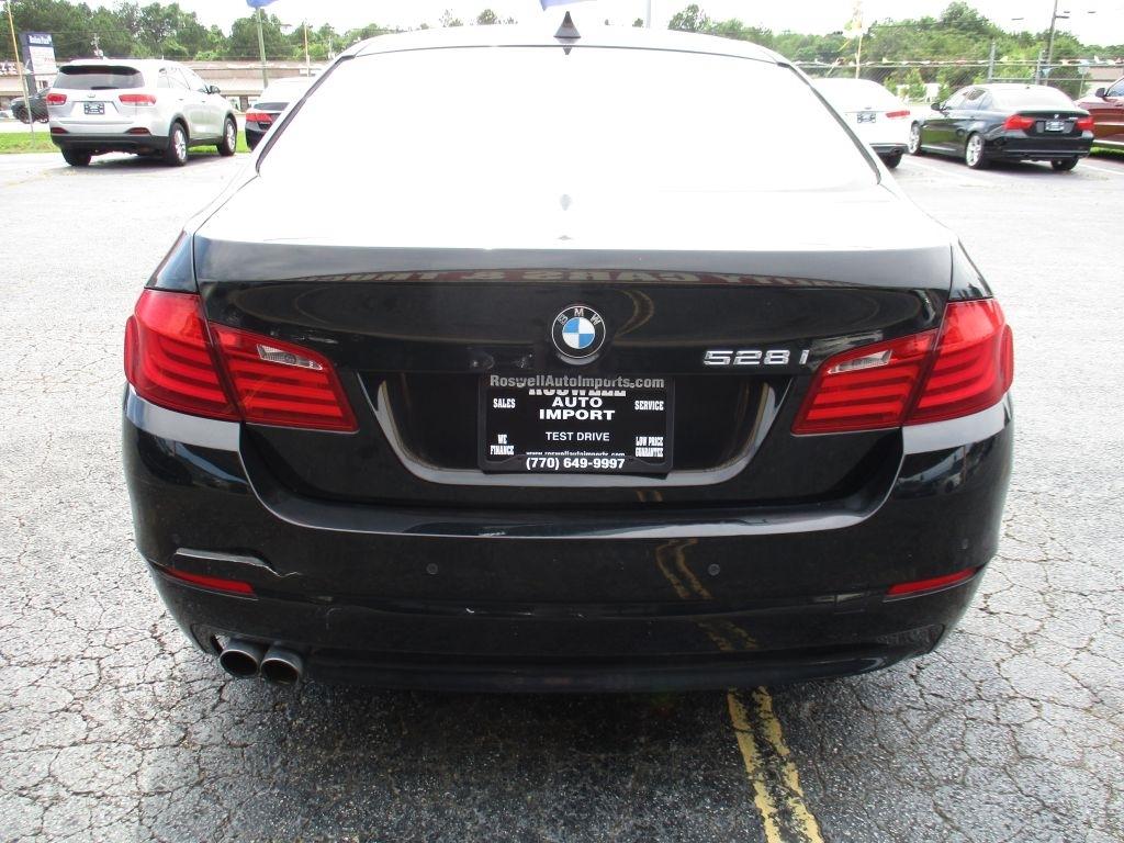 BMW 5-Series 528i 2011
