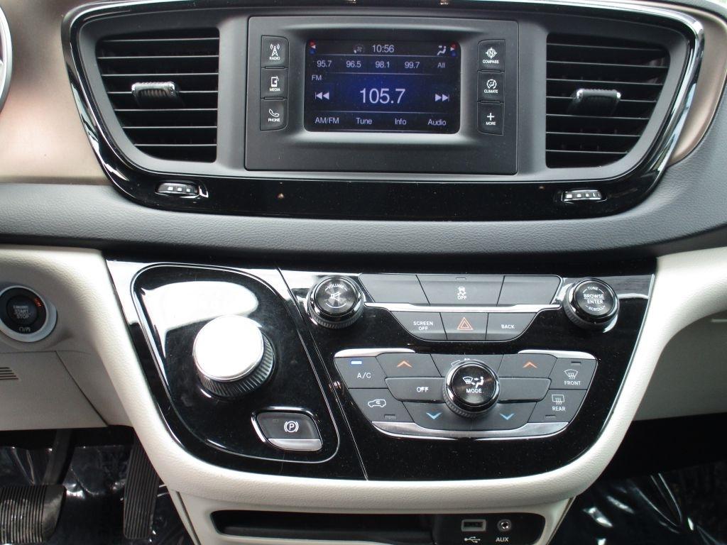 Chrysler Pacifica LX 2017