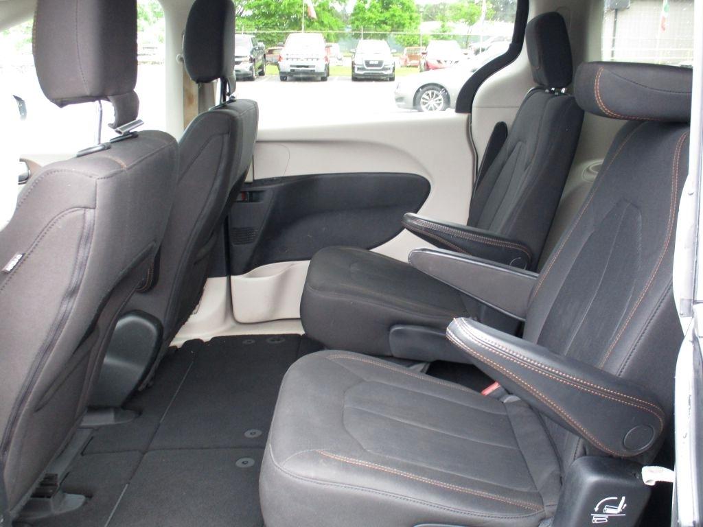 Chrysler Pacifica LX 2017