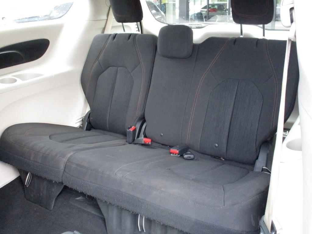 Chrysler Pacifica LX 2017