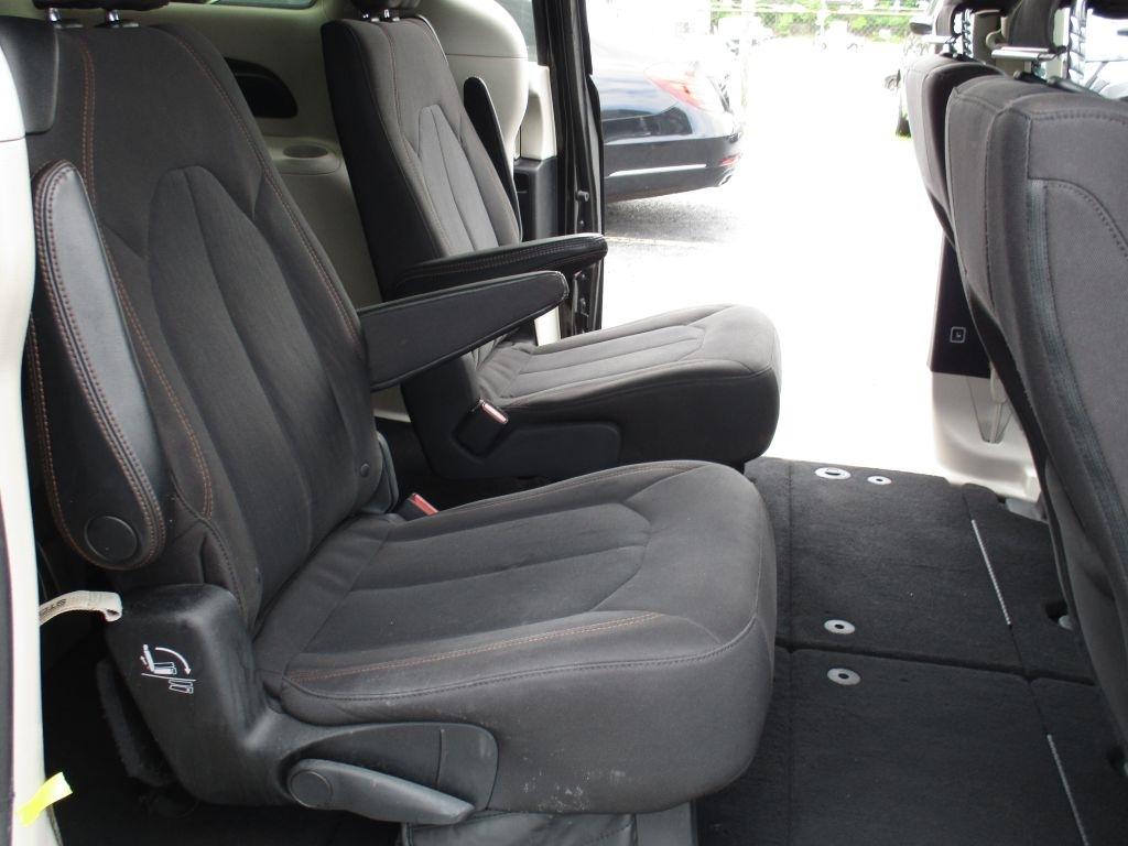 Chrysler Pacifica LX 2017