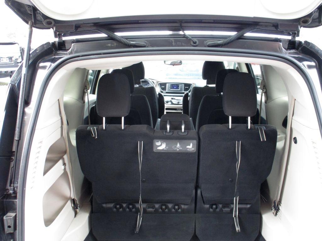 Chrysler Pacifica LX 2017