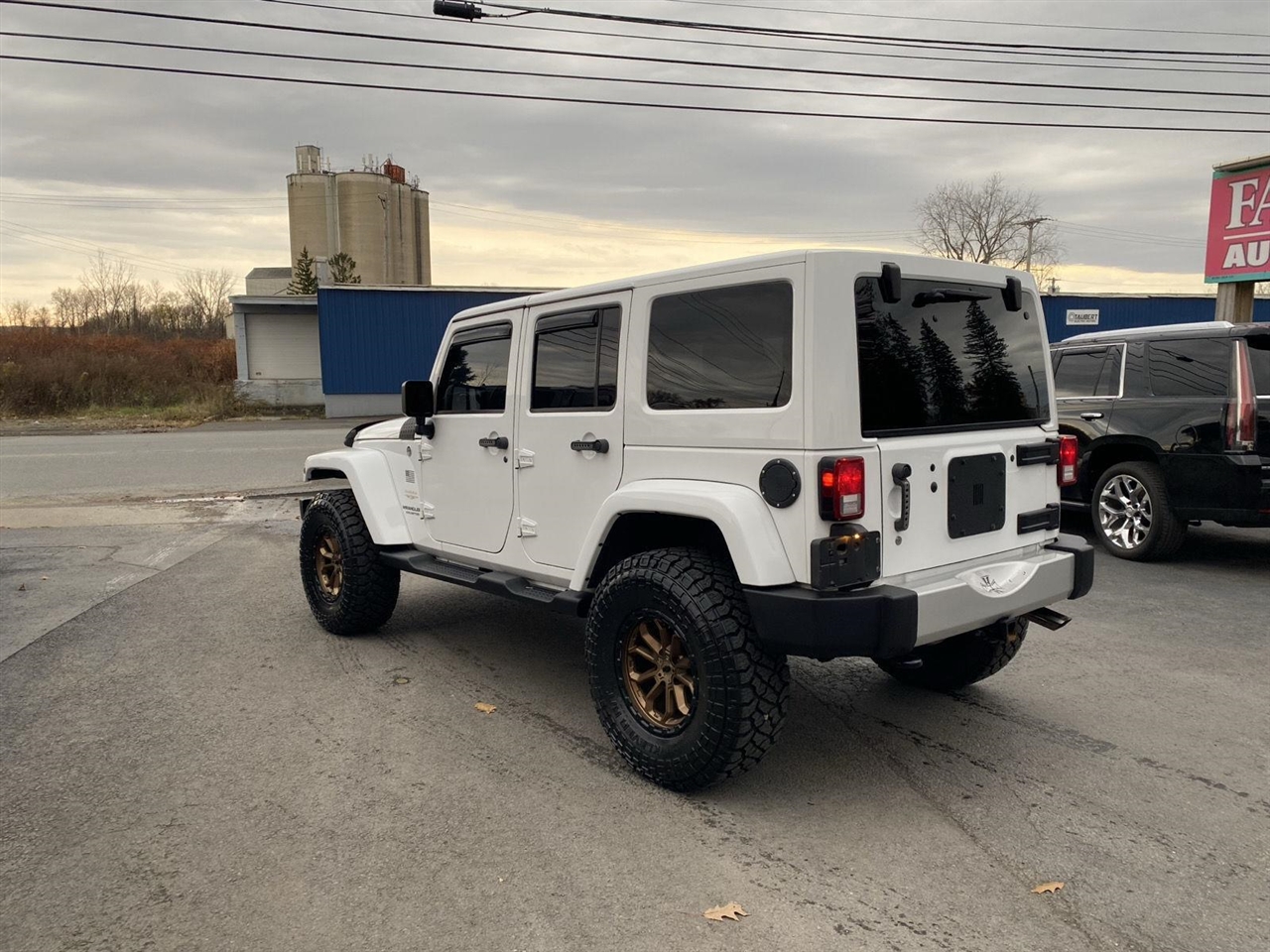 2013 Jeep Wrangler Unlimited Sahara photo 2