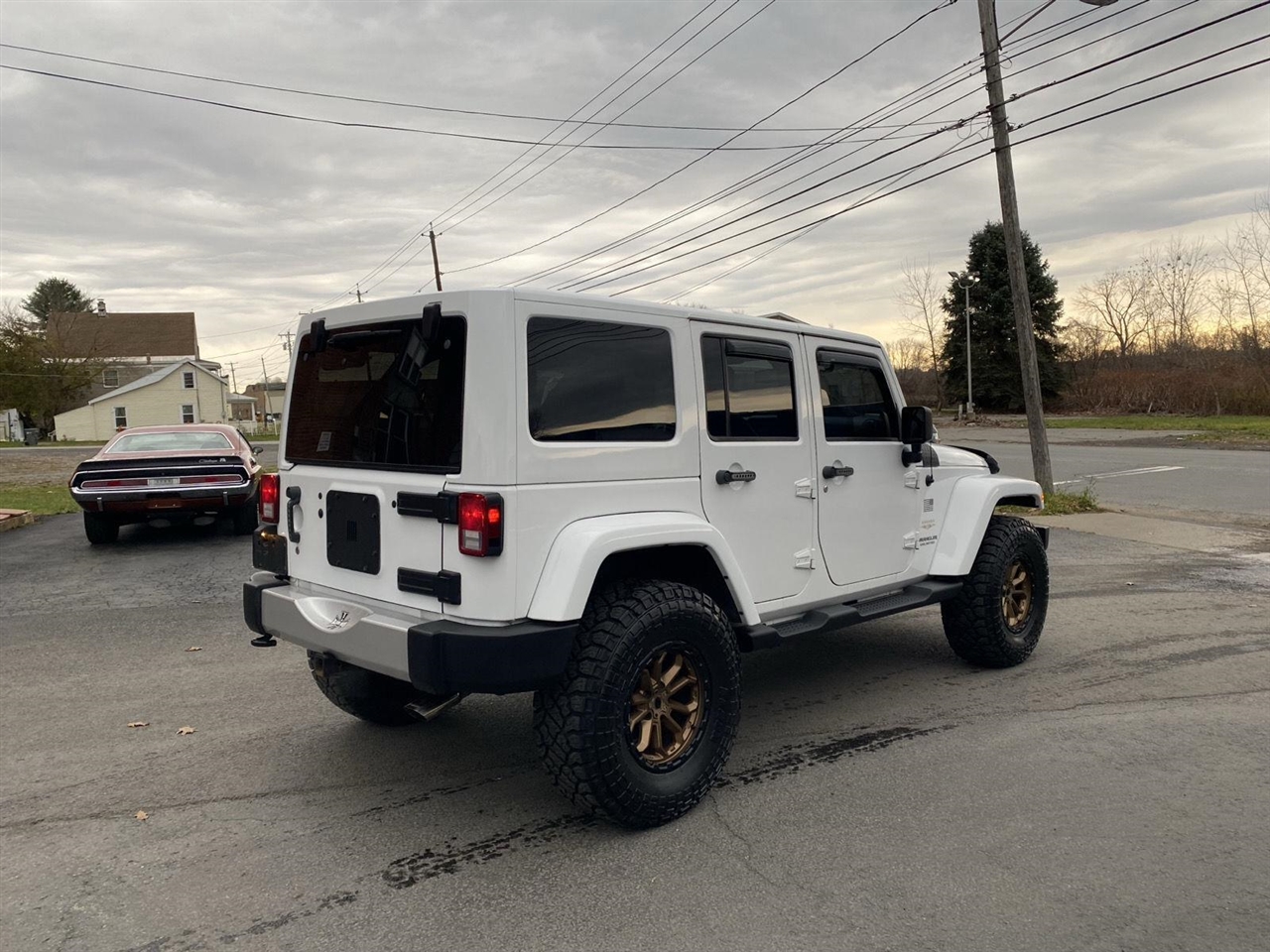2013 Jeep Wrangler Unlimited Sahara photo 3
