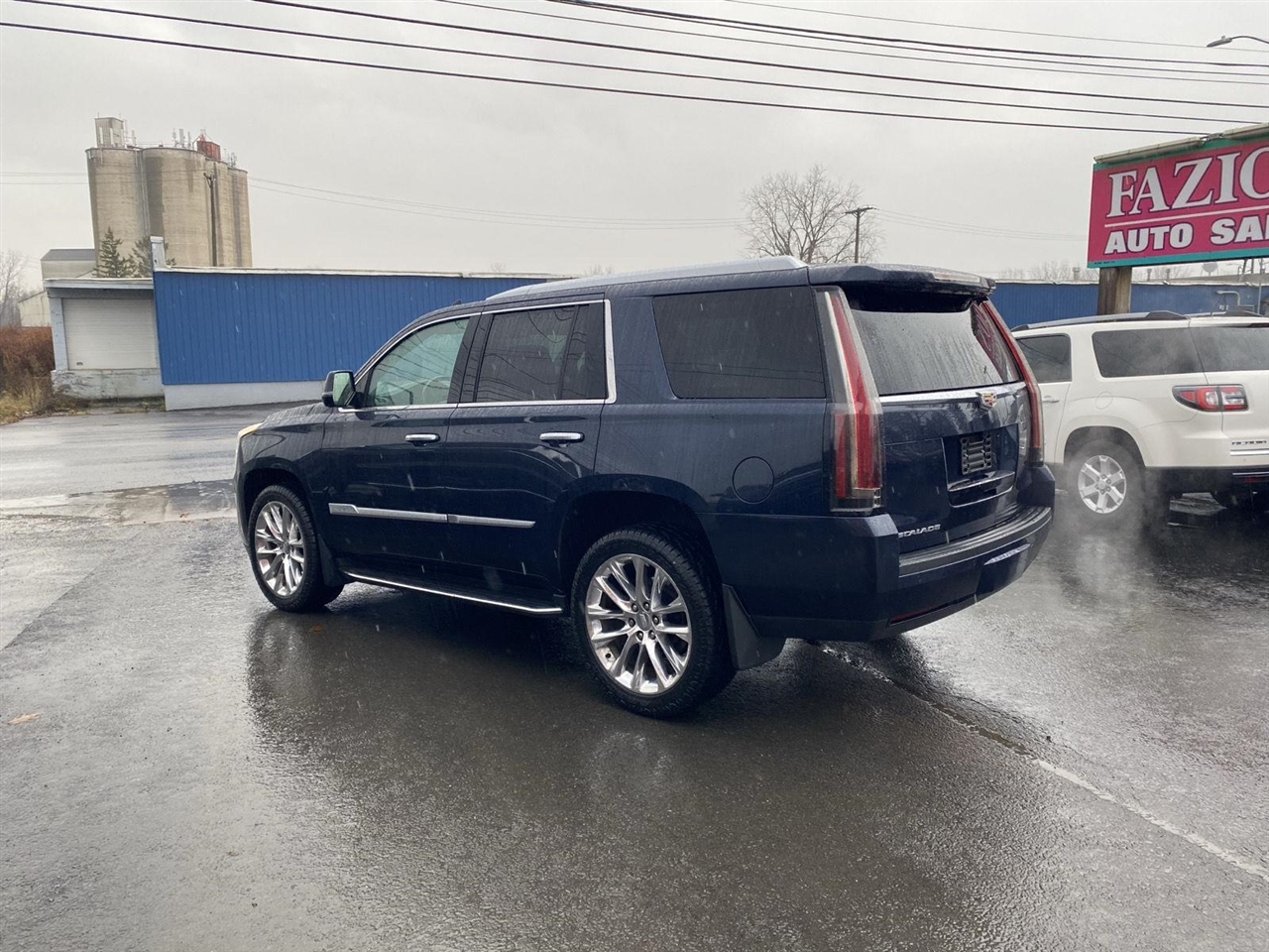 2020 Cadillac Escalade Luxury photo 2