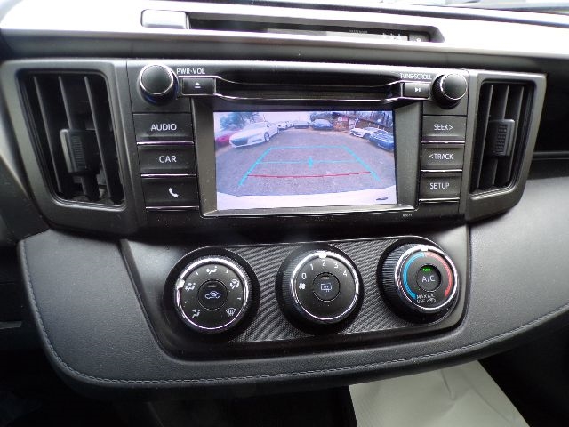 Toyota RAV4 LE AWD (Natl) 2018