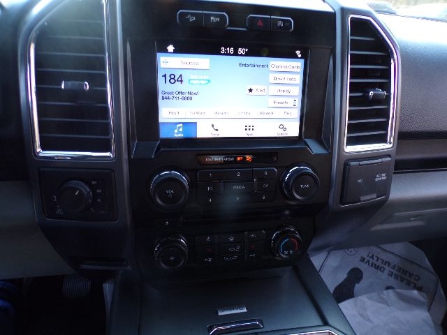 Ford F-150 4WD SuperCrew 145" Lariat 2016