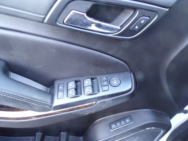 Chevrolet Suburban 4WD 4dr 1500 LT 2017