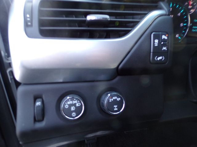 Chevrolet Suburban 4WD 4dr 1500 LT 2017