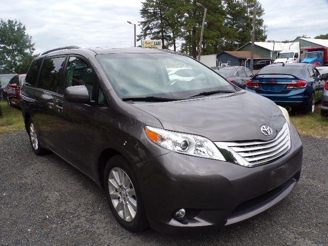 Toyota Sienna 5dr 7-Pass Van V6 XLE AWD (Natl) 2011