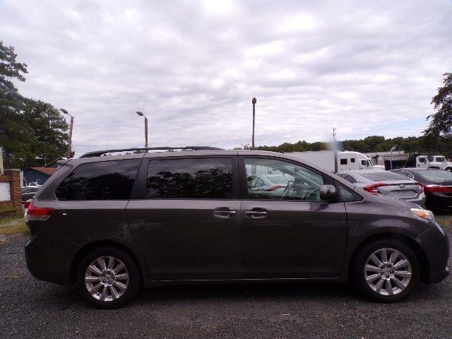 Toyota Sienna 5dr 7-Pass Van V6 XLE AWD (Natl) 2011