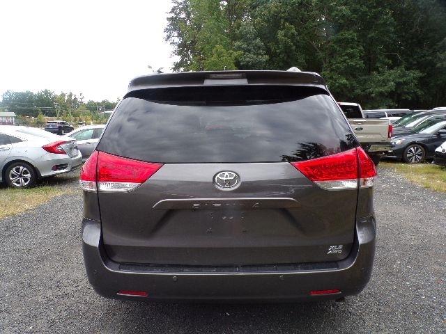 Toyota Sienna 5dr 7-Pass Van V6 XLE AWD (Natl) 2011