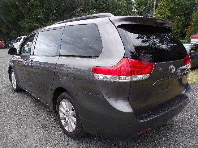 Toyota Sienna 5dr 7-Pass Van V6 XLE AWD (Natl) 2011