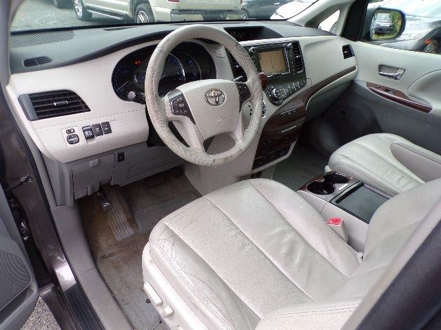 Toyota Sienna 5dr 7-Pass Van V6 XLE AWD (Natl) 2011