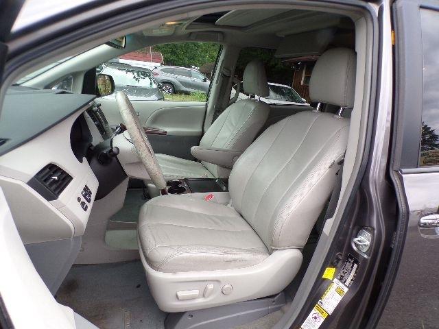 Toyota Sienna 5dr 7-Pass Van V6 XLE AWD (Natl) 2011