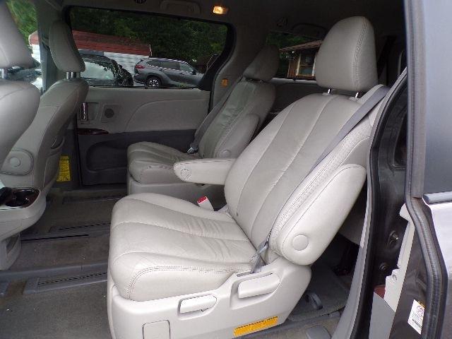 Toyota Sienna 5dr 7-Pass Van V6 XLE AWD (Natl) 2011