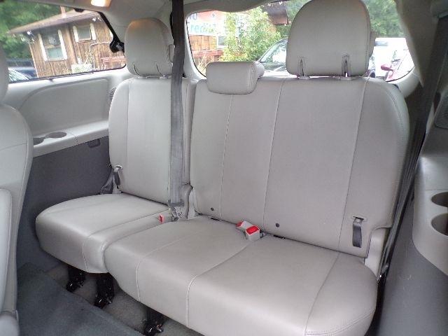 Toyota Sienna 5dr 7-Pass Van V6 XLE AWD (Natl) 2011