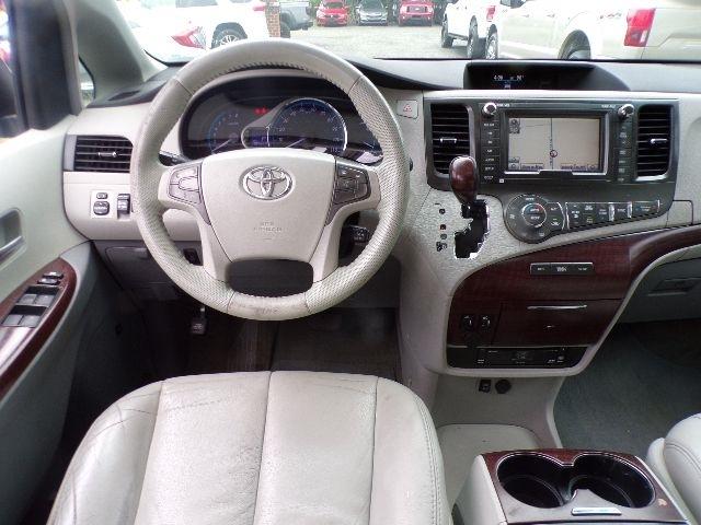 Toyota Sienna 5dr 7-Pass Van V6 XLE AWD (Natl) 2011