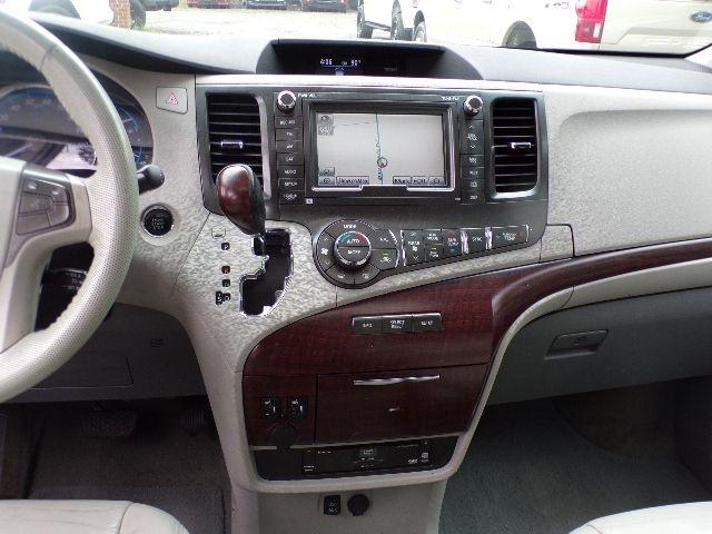 Toyota Sienna 5dr 7-Pass Van V6 XLE AWD (Natl) 2011