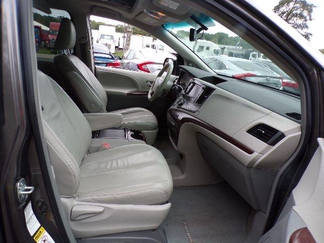 Toyota Sienna 5dr 7-Pass Van V6 XLE AWD (Natl) 2011