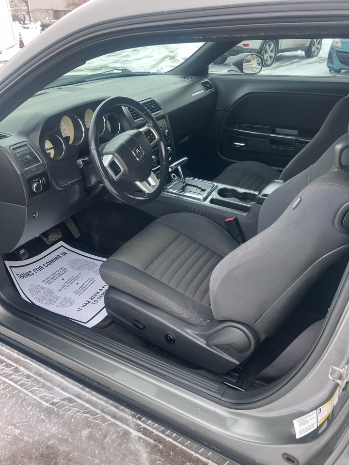 Dodge Challenger SE 2011