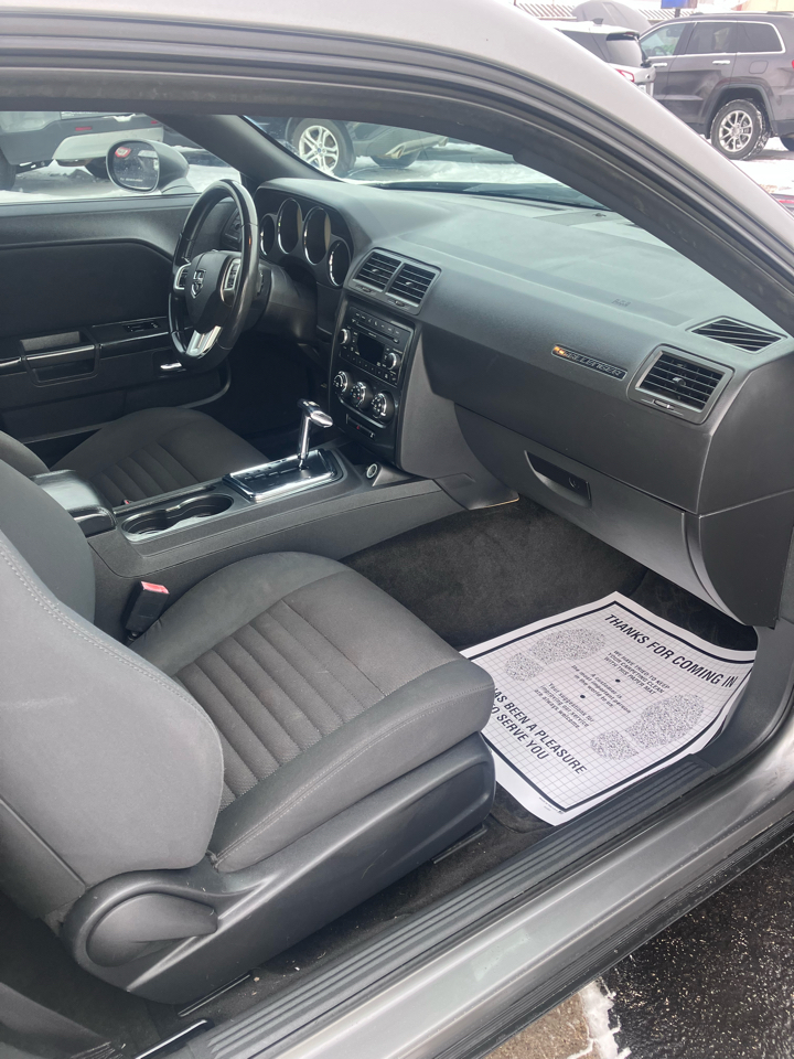 Dodge Challenger SE 2011