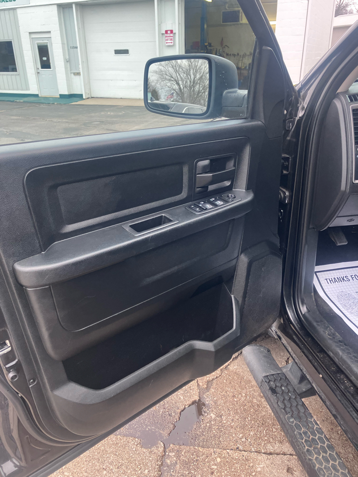 RAM 1500 4WD Crew Cab 140.5" Express 2018