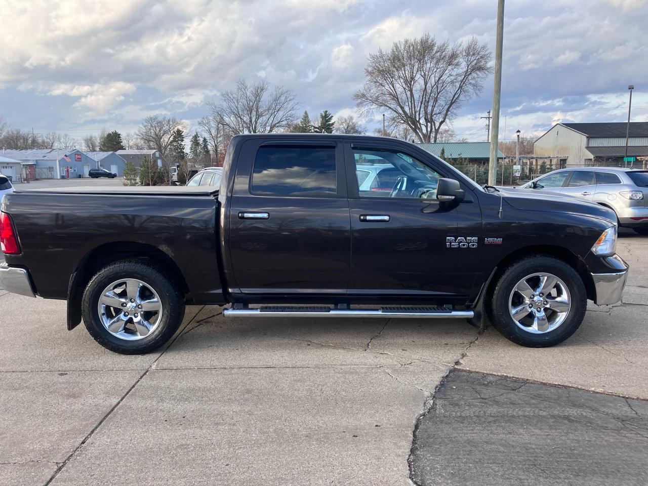 RAM 1500 SLT Crew Cab SWB 4WD 2017