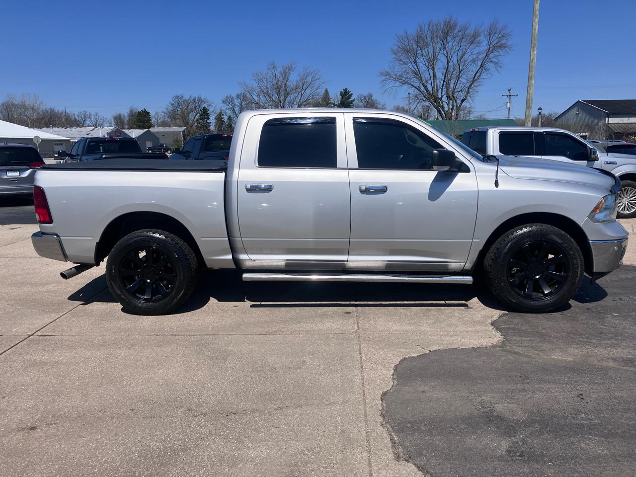 RAM 1500 SLT Crew Cab SWB 4WD 2016