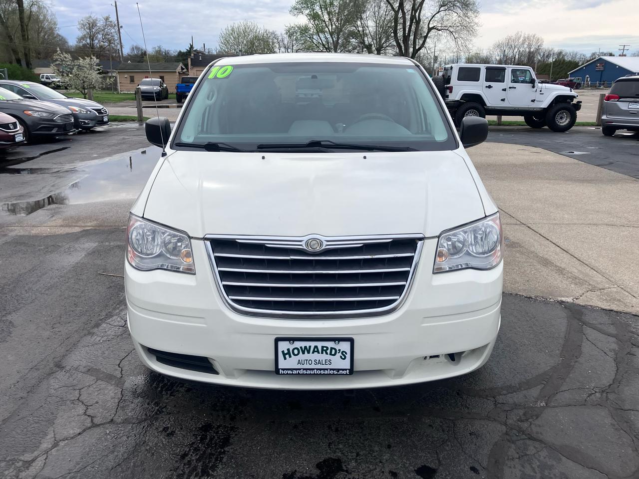 Chrysler Town & Country LX 2010