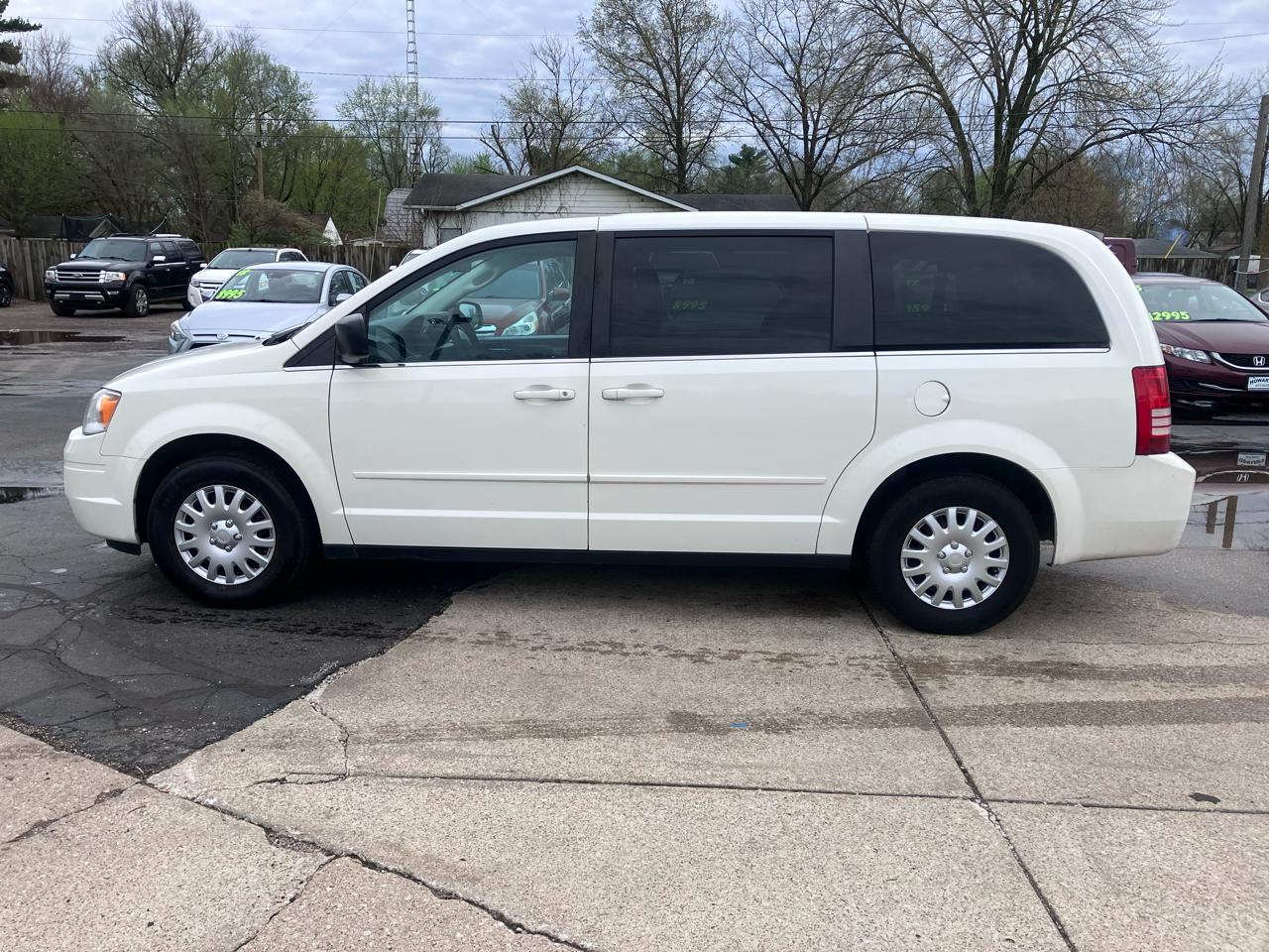 Chrysler Town & Country LX 2010