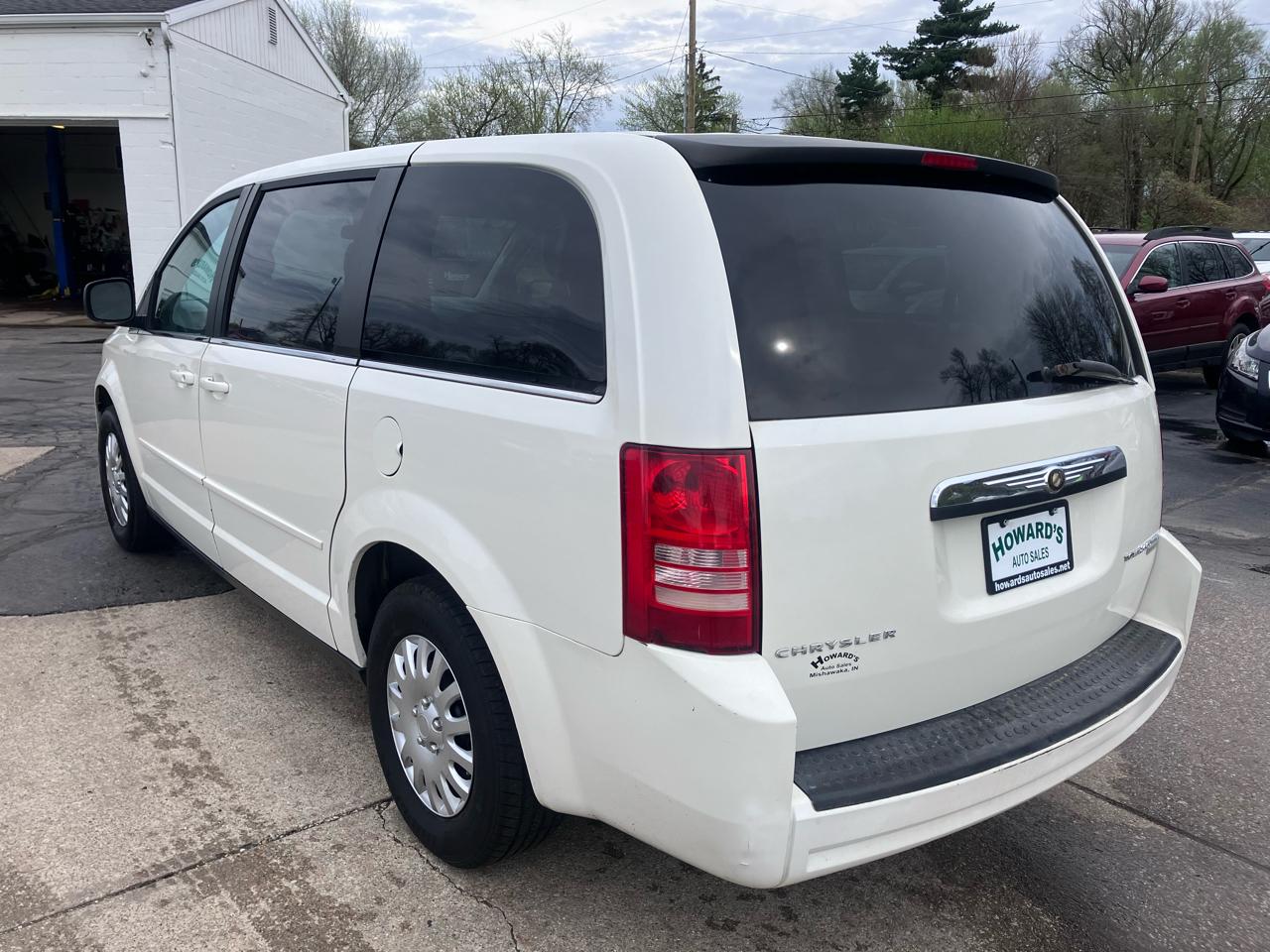 Chrysler Town & Country LX 2010
